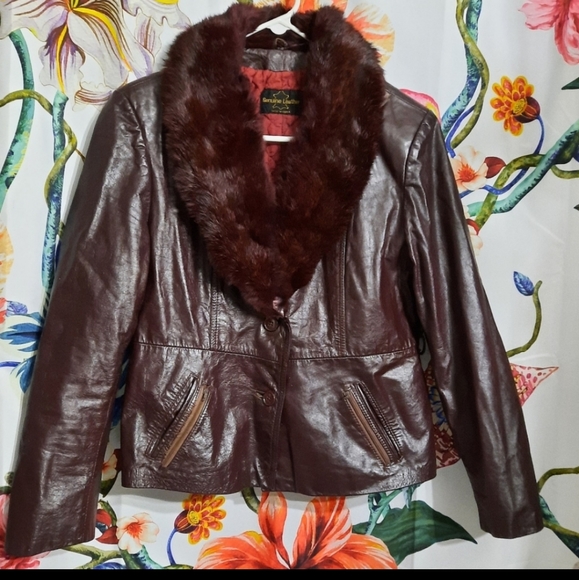 ~{Vintage}~ Fur collar red leather jacket. - Picture 3 of 12